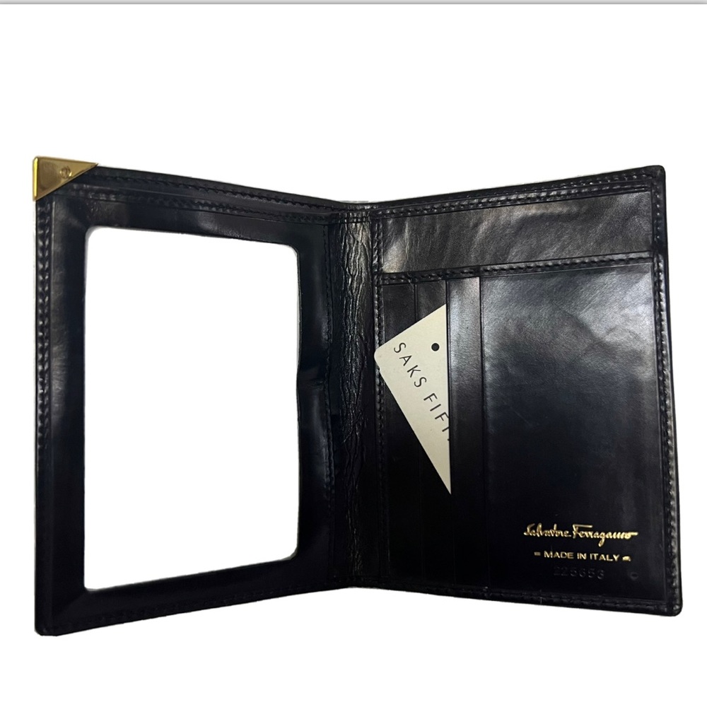 SALVATORE FERRAGAMO ITALIAN MADE SIGNATURE METAL LOGO LEATHER BIFOLD WALLET